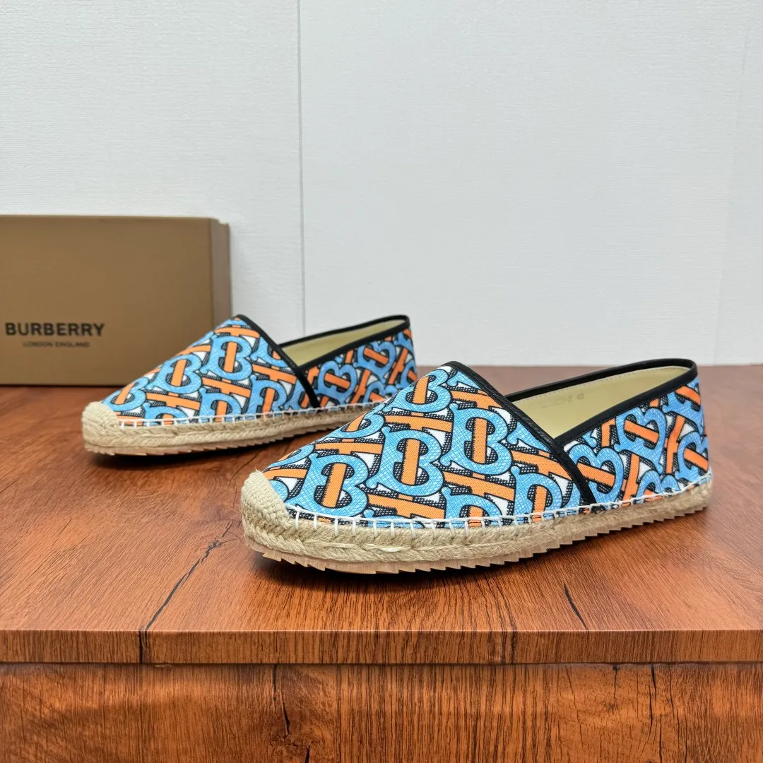 Batch 600 Burberry/Burberry new summer men's embroidered straw fisherman shoes, cool slip-on straw shoes! Encounter British fashion with Burberry espadrilles, a perfect blend of classic and fashionable. The unique printing on the upper is a manifestation of the brand's style. Every color and every pattern tells the story of England. Straw soles bring a natural texture, comfortable and chic. Whether you are strolling in the city streets or heading to the beach for vacation, it can add elegance and charm to you, easily become the center of attention, and start your own fashion journey. Classic knitted canvas upper, with thin calfskin lining suitable for summer, straw lining, genuine leather patch at the bottom of the heel, hemming technology, and Mark stitching details! Anti-slip rubber bottom layer, integrated injection molding of large LOGO letters and badges, multiple colors and styles to choose from, complete package! Size: 39-40-41-42-43-44 normal size item number: 2025-5 printing blue